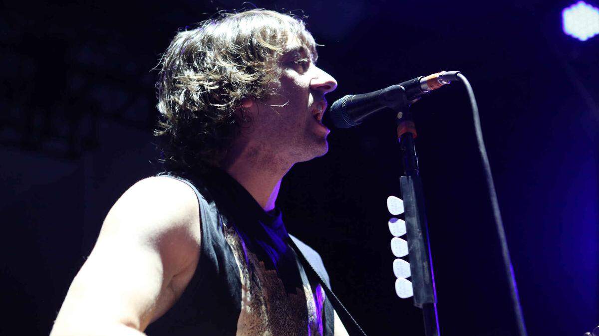 Tom Higgenson of the Plain White T’s made a special trip to the hospital room of a young cancer patient.