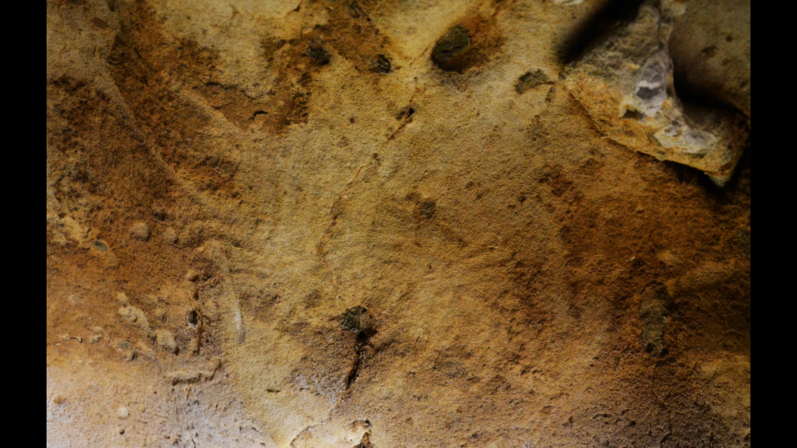 Experts determined that the finger markings moved in various directions along the walls.