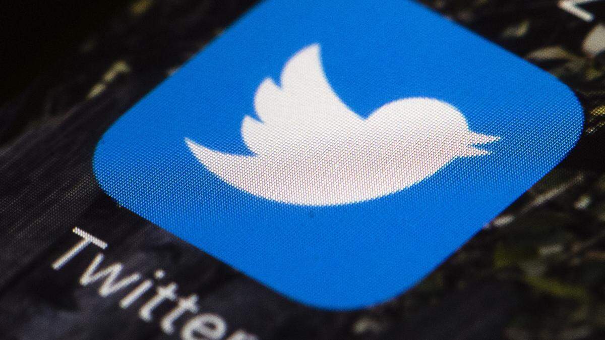 American Atheists sued Arkansas State Senator Jason Rapert alleging that he “unconstitutionally blocked” them on Facebook and Twitter because of their different viewpoints, violating the First and 14th Amendments.