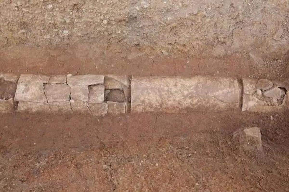 The pottery pipes date to the Western Han dynasty, which lasted from 206 BC until 9 AD.