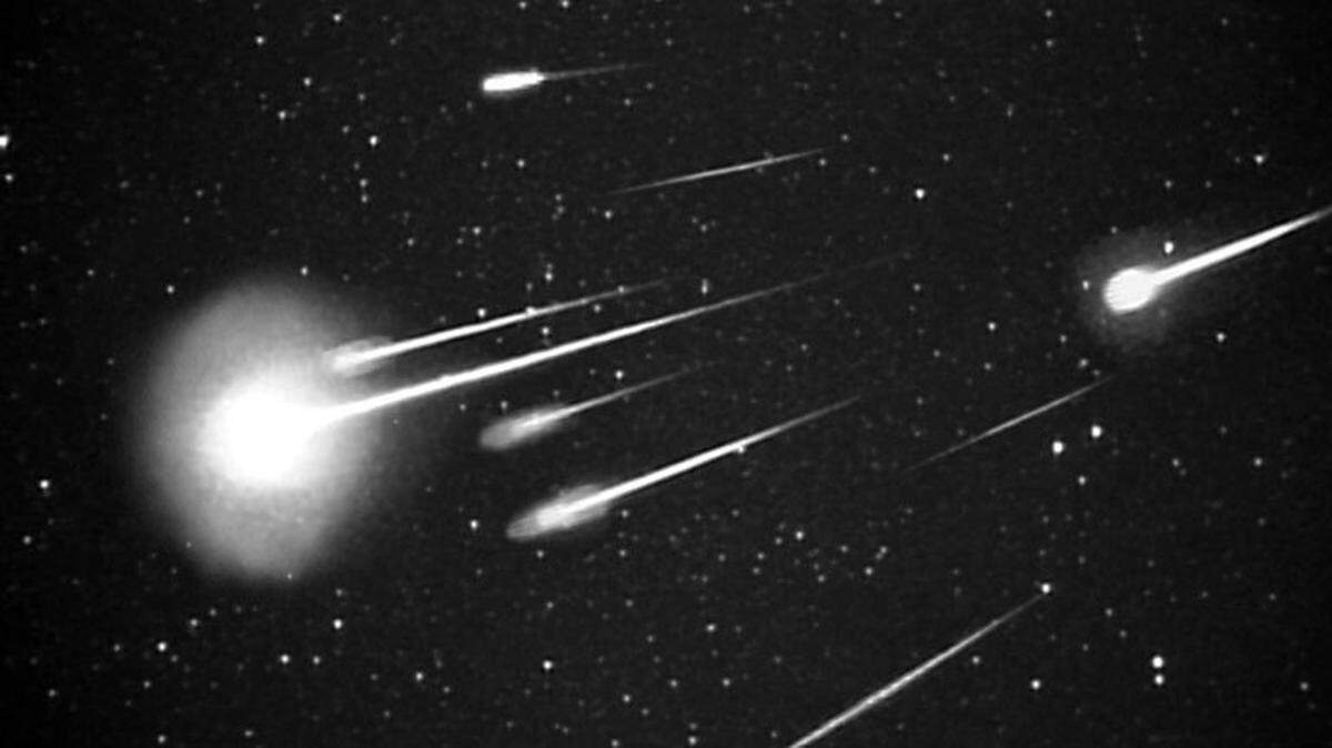 A burst of 1999 Leonid meteors as seen at 38,000 feet from Leonid Multi Instrument Aircraft Campaign (Leonid MAC) with 50 mm camera.