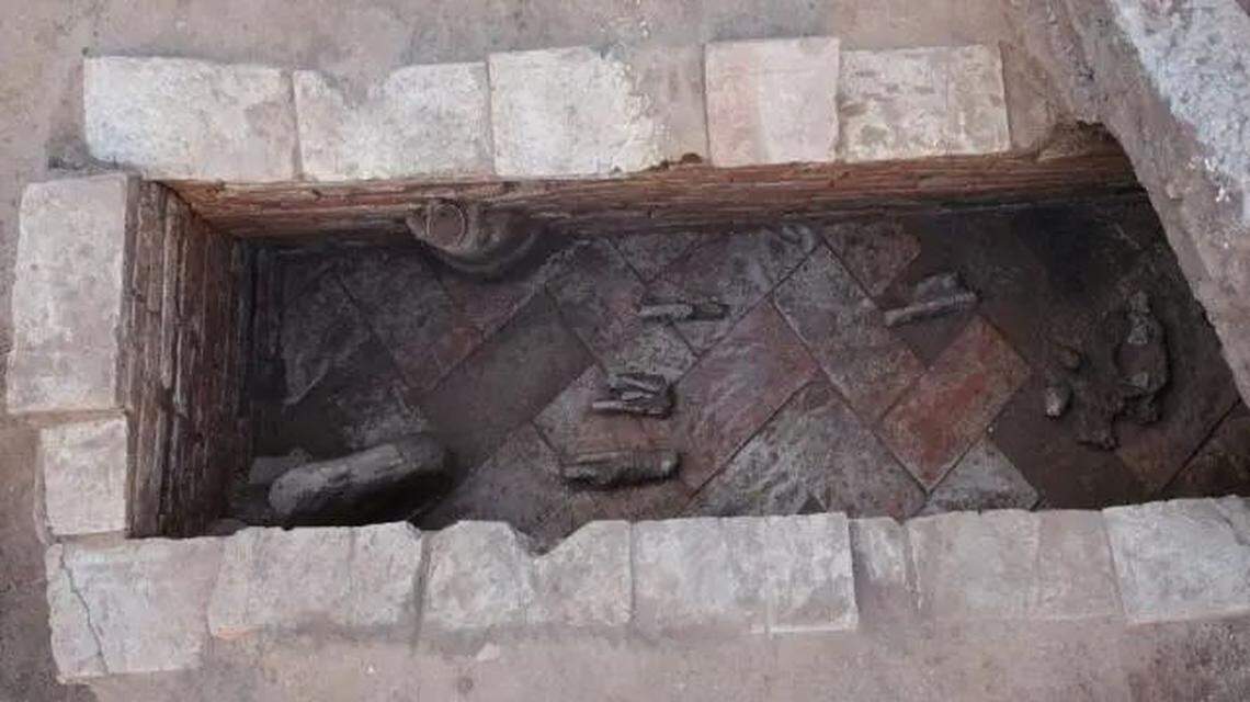 Unlike the Han dynasty tombs, the tomb from the Southern dynasty was a brick chamber.