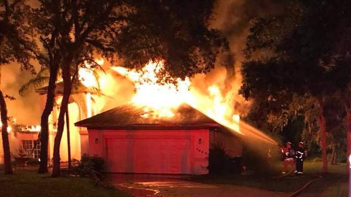 Two burglars from New Smyrna Beach and Port Orange Florida were arrested after Volusia County deputies say they set fire to a home they robbed to hide evidence that one hurt himself while sawing open a safe full of guns, jewelry and cash.