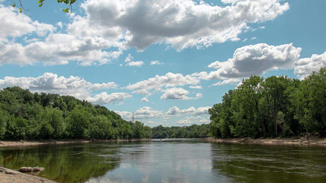 Dustin Lynch and others were on the Mississippi River when his son went into the water, deputies said.