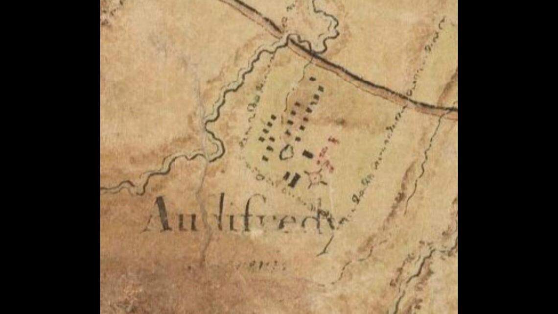 Living quarters for enslaved people were found in rows, as depicted by a 1770 map of the estate.