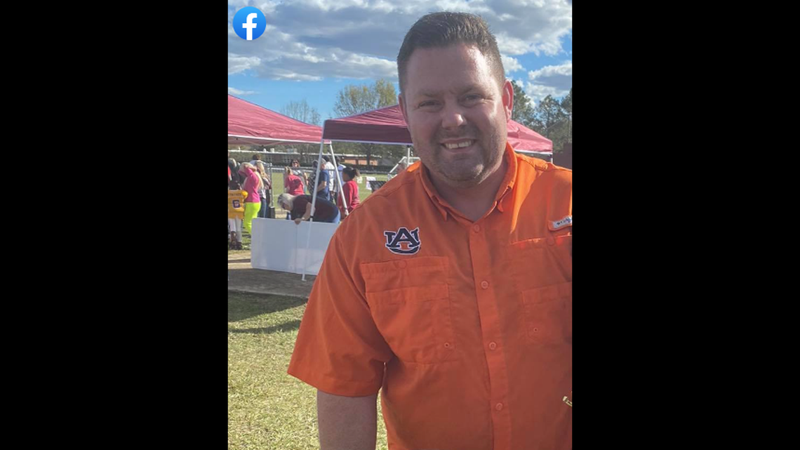 Jason Mallette, 38, was the manager of a restaurant in Daphne, Alabama, police said.