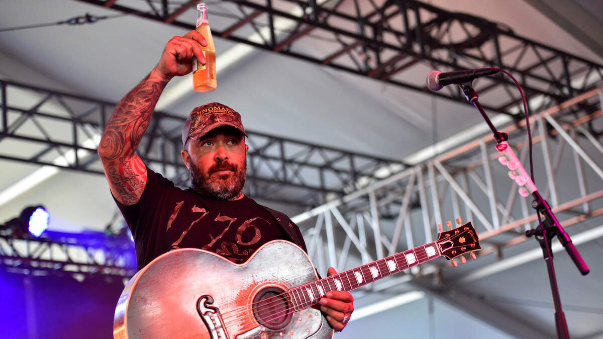 Aaron Lewis , the former frontman for the rock band Staind, came under fire after his comments at a South Texas solo show.