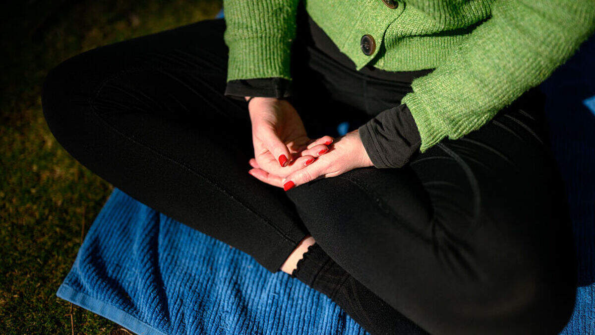 Slowmaxxing’s savoring ritual takes just 60 seconds a day, and a new 2026 study says it could actually ease your anxiety.