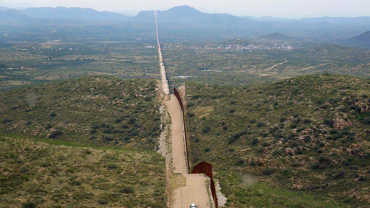 A man was shot to death while attacking a U.S. border patrol agent with a wooden club in New Mexico, officials said.