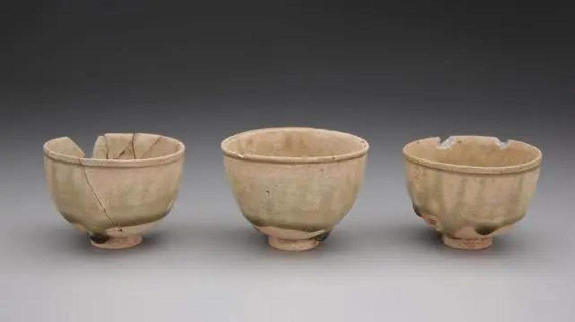 Three celadon cups were found inside the brick tomb chamber.