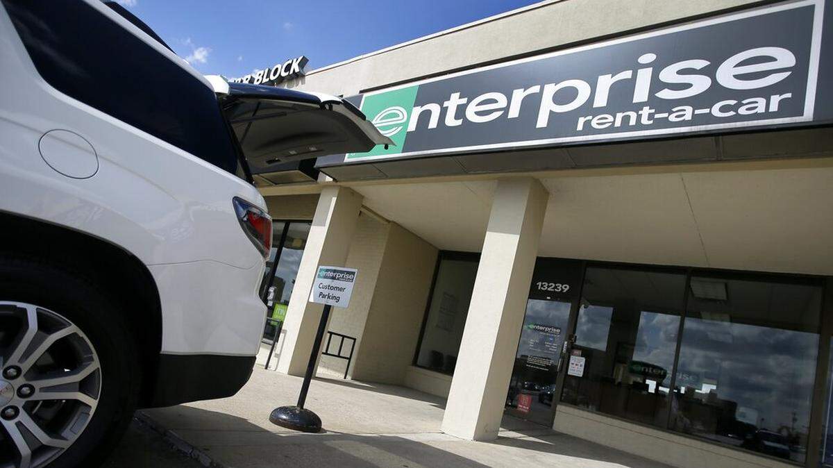 A vehicle with its rear tailgate opened sits parked in front of an Enterprise Rent-A-Car location in 2013 in Dallas. (AP Photo/Tony Gutierrez)