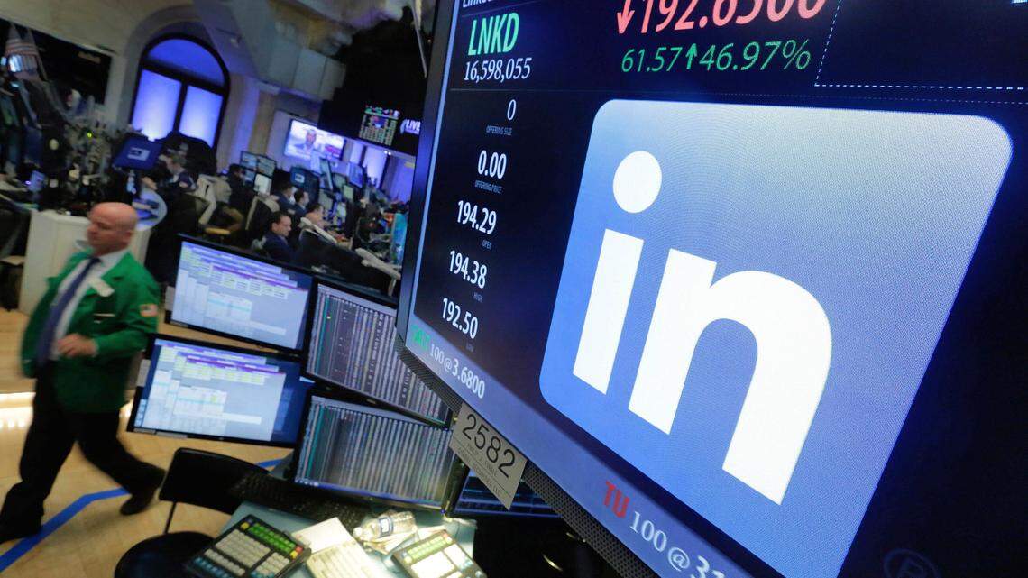 LinkedIn has agreed to pay $1.8 million in back wages to hundreds of female workers to settle a pay discrimination complaint from the U.S. Department of Labor, the agency said.