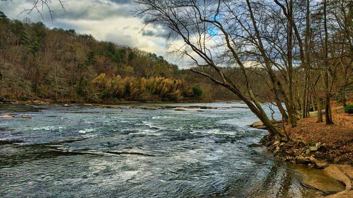 The man used the girl as a lookout while he broke into cars at the Chattahoochee River National Recreation Area.