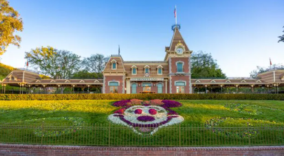 The entrance to Disneyland changed from featuring a floral Mickey Mouse to Minnie on March 1.