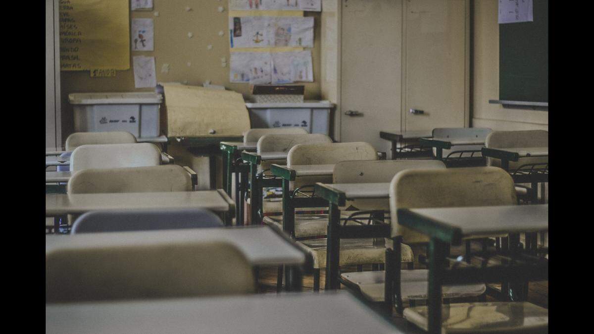A substitute teacher let a student use her vape pen in class, Florida police said. She’s charged with child abuse.