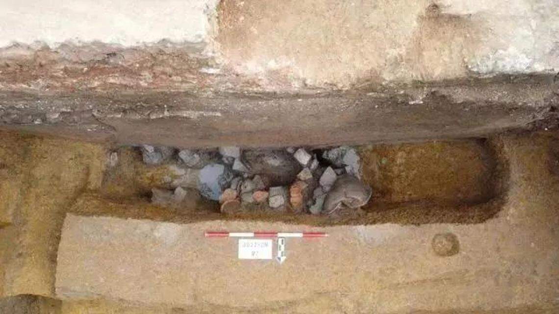 The rectangular pit tombs from the Han Dynasty held severely decayed human remains.