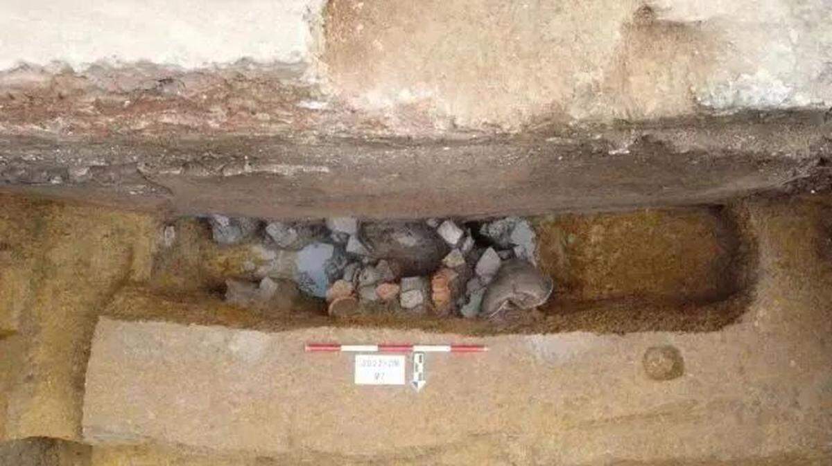 The rectangular pit tombs from the Han Dynasty held severely decayed human remains.