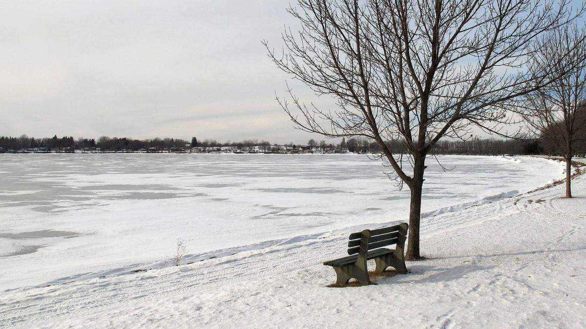 Three fishermen died after falling through the ice on Lake Champlain in Vermont, police said. (AP Photo/Wilson Ring)
