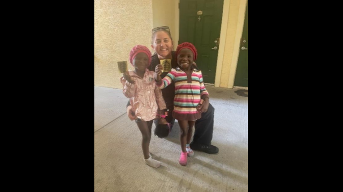 A woman’s 6-year-old twin daughters used toys and a hair dryer to defend her from her attacking boyfriend, Florida police said.