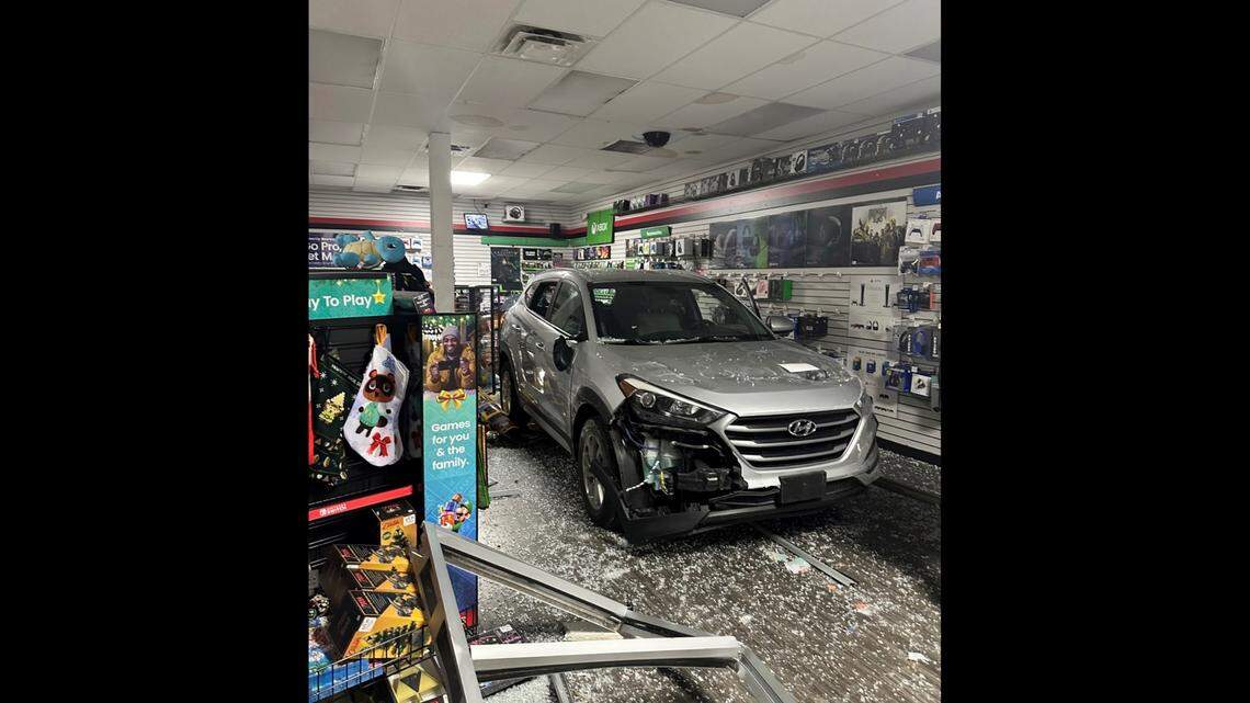 A tow truck removed an SUV from inside a GameStop store after accused thieves smashed it through a window in reverse, the Orlando Police Department said.