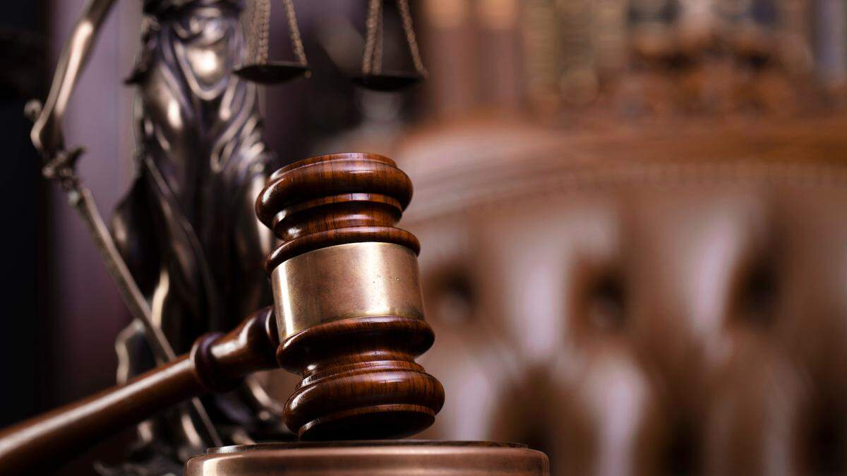 A Memphis man sold counterfeit airbags to customers and car repair shops, prosecutors say.