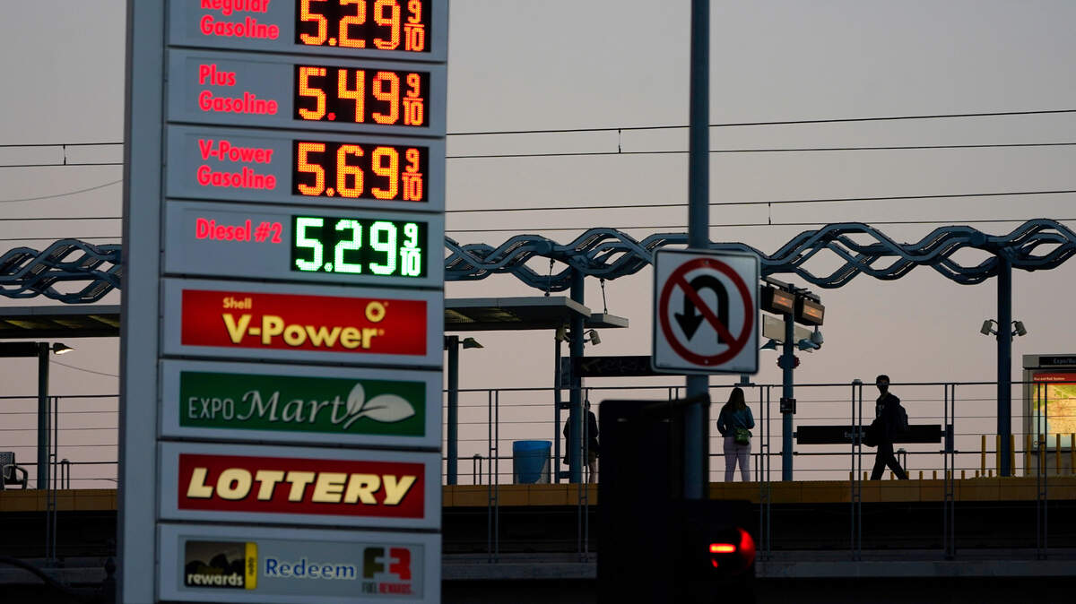 Los precios de la gasolina se anuncian a más de $5 por galón el lunes 28 de febrero de 2022, en Los Ángeles. (AP Photo/Marcio José Sánchez) El presidente Biden anunció la prohibición de las importaciones de petróleo ruso el 8 de marzo como sanción por el ataque de Putin. Expertos advierten de un alza en los precios hasta que Estados Unidos encuentre una alternativa.