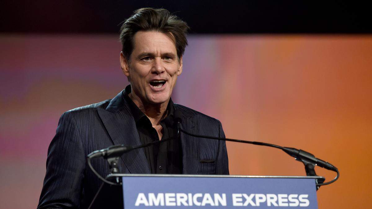 Jim Carrey presents the vanguard award at the 30th annual Palm Springs International Film Festival on Thursday, Jan. 3, 2019, in Palm Springs, Calif.