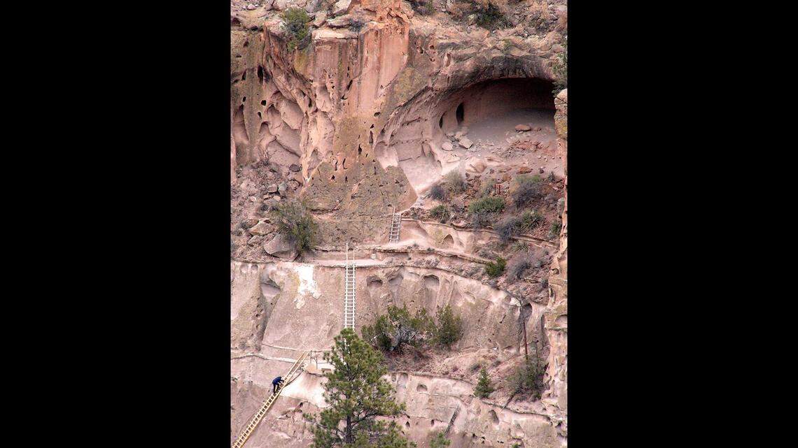 The Alcove House consists of four wooden ladders and stone stairs through an alcove 140 feet above the canyon floor. 