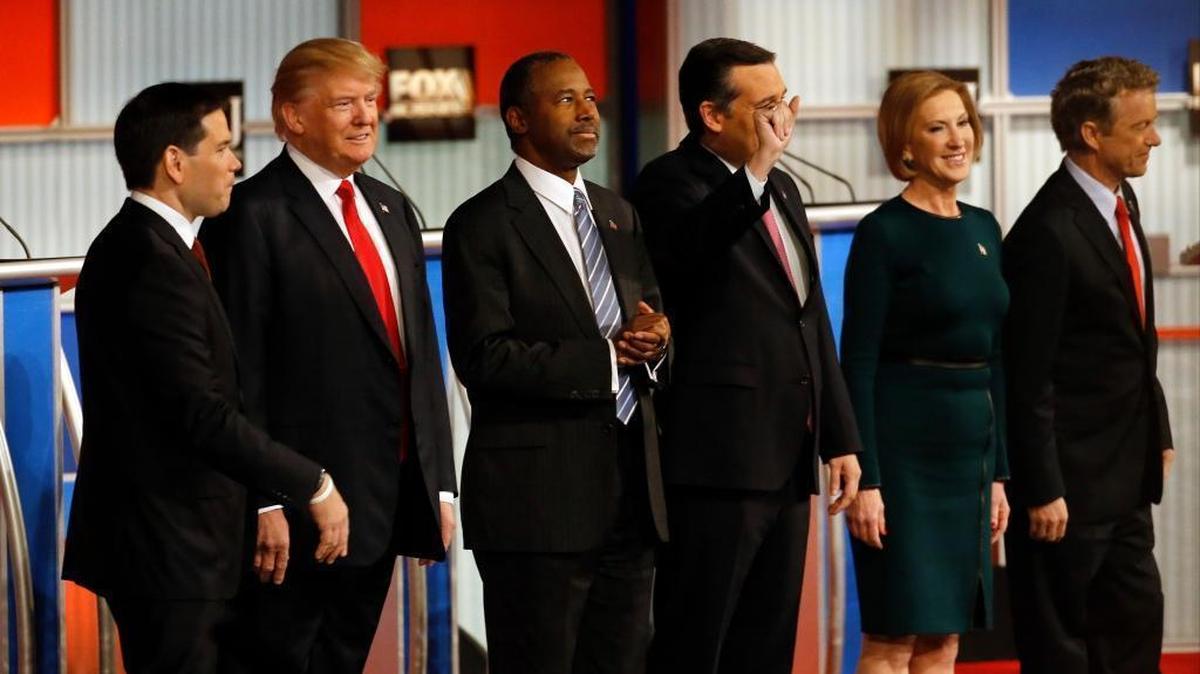 Republican presidential candidates John Kasich, Jeb Bush, Marco Rubio, Donald Trump, Ben Carson, Ted Cruz, Carly Fiorina and Rand Paul take the stage during Republican presidential debate at Milwaukee Theatre, Nov. 10, 2015, in Milwaukee.