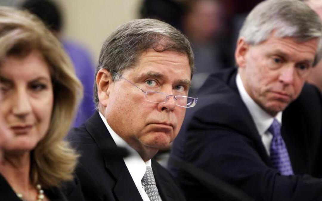 Alberto Ibarguen, president and Chief executive Officer of the John S. and James L. Knight Foundation, third from left, is flanked by Arianna Huffington, co-founder and editor-in-chief of the Huffington Post, and James M. Moroney, publisher and Chief Executive Officer of the Dallas Morning News, during their testimony on the future of journalism before the Senate Committee on Commerce, Science and Transportation, May 6, 2009, on Capitol Hill in Washington.