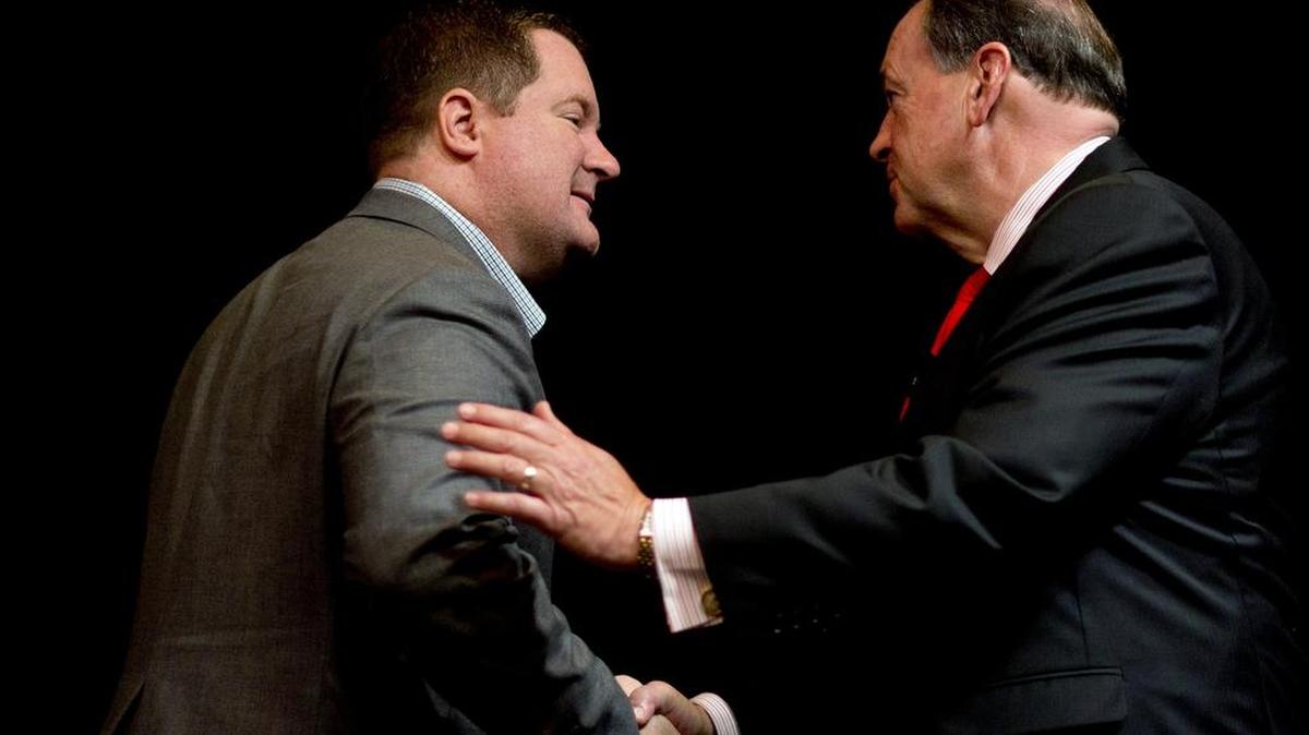 
Conservative blogger Erick Erickson, left, shakes hands with Republican presidential candidate Mike Huckabee as he steps on stage to speak at the RedState Gathering Saturday, Aug. 8, 2015, in Atlanta. 
