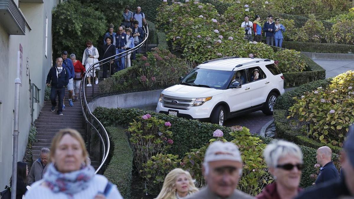 Tourists make their way down Lombard Street in San Francisco on Wednesday, Sept. 21, 2016.