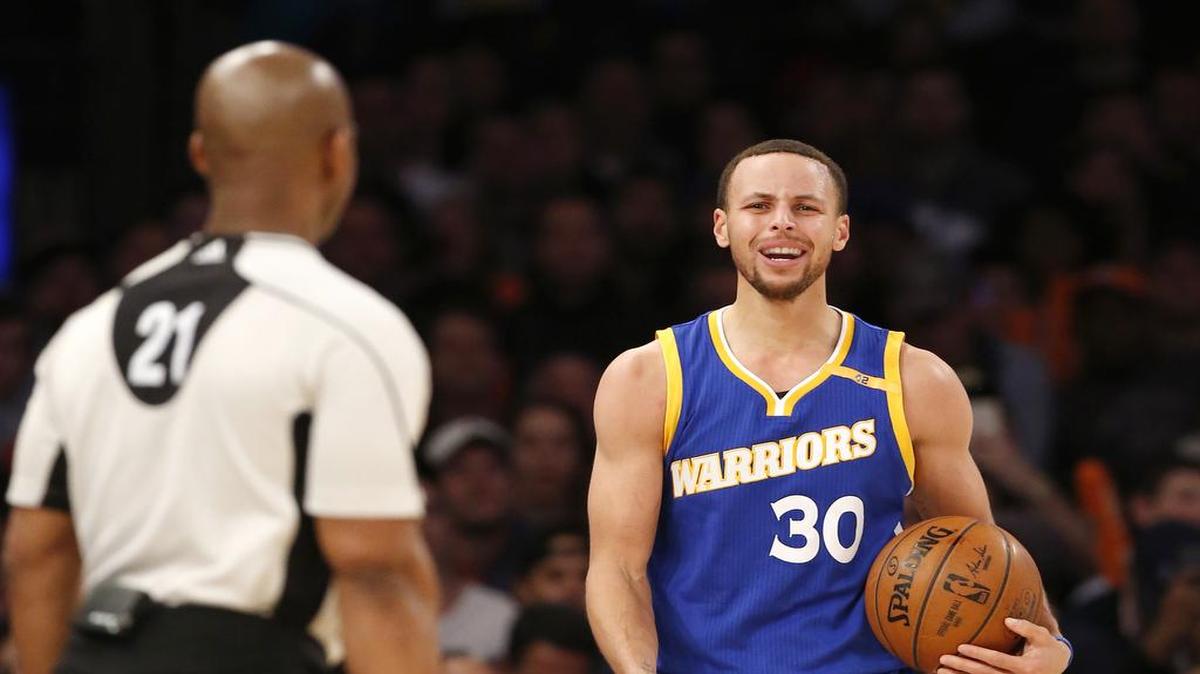 Golden State Warriors guard Stephen Curry (30) complains to NBA referee Dedric Taylor (21) who didn't call a foul after New York Knicks forward Carmelo Anthony (7) collided with Curry in the second half of an NBA basketball game at Madison Square Garden in New York, Sunday, March 5, 2017. The Warriors defeated the Knicks 112-105.