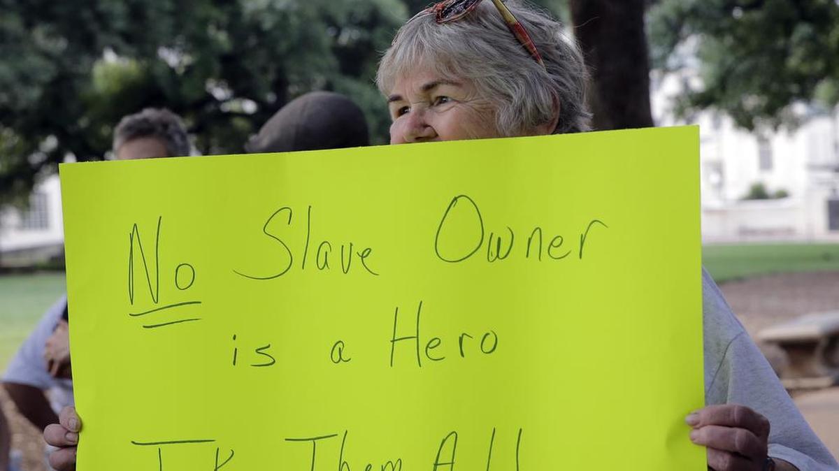 
Cindy Beringer shares her support of the University of Texas’ removal of a statue of from the vicinity of the school’s main tower on Sunday, Aug. 30, 2015, in Austin. 
