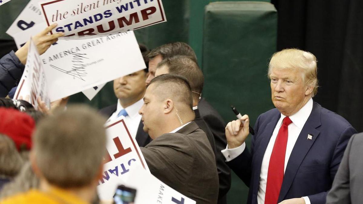 Supporters of Republican presidential candidate Donald Trump meet the candidate during a campaign stop at the White Mountain Athletic Club (AP Photo/Jim Cole)
