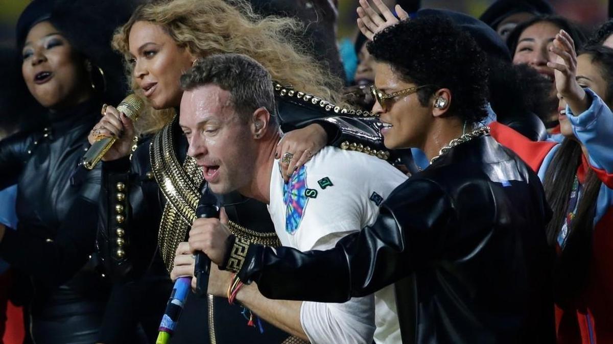 Coldplay singer Chris Martin (center) performed with Beyoncé and Bruno Mars during halftime of Super Bowl 50 on Sunday in Santa Clara, Calif.