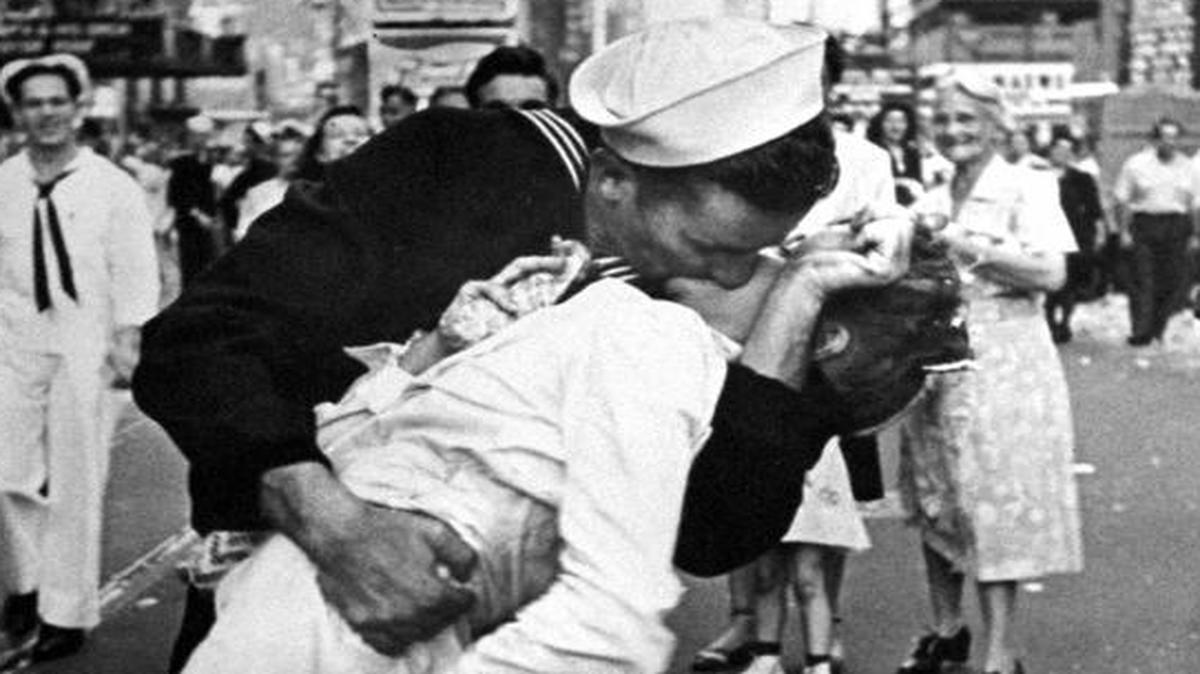 Alfred Eisenstaedt of Life magazine captured this image on Aug. 14, 1945 – one of four – of a jubilant sailor George Mendonsa kissing a uniformed nurse in New York’s Times Square after word arrived that the Japanese had surrendered, ending World War II. The nurse was actually a dental assistant named Greta Zimmer. She died on Sept. 8, 2016. She was 92.