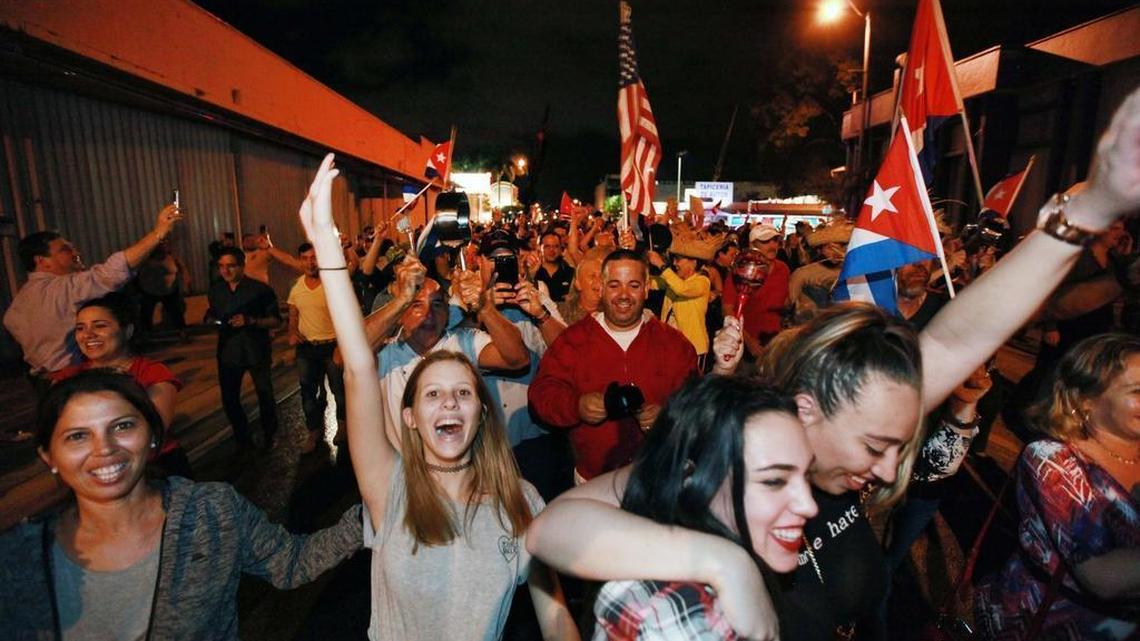 Hundreds of people overflowed overflow into the streets of Miami in the area of ​​Versailles at the news of the death of the leader and the Cuban Revolution Fidel Castro at 90 years old, who died on Fri., Nov. 25, 2016 .