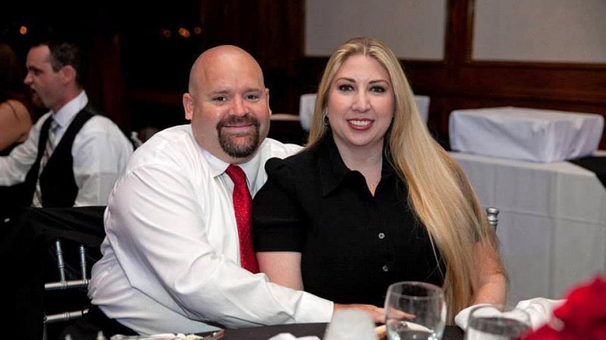 Robert Adams (i) con su esposa Summer en una foto reciente. Robert Adams fue asesinado en el tiroteo en San Bernardino, California, el miércoles, 2 de diciembre 2015.