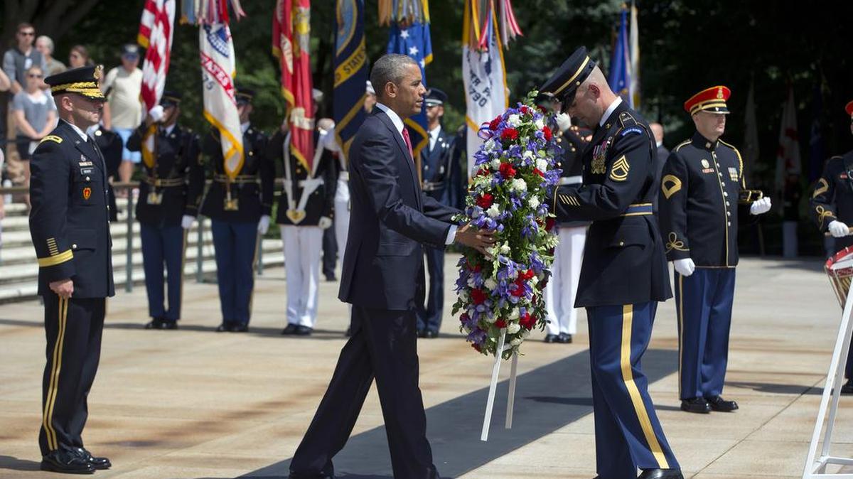 President Barack Obama lays a wreath at the Tomb of the Unknowns, on Memorial Day, Monday, May 30, 2016, at Arlington National Cemetery in Arlington, Va.