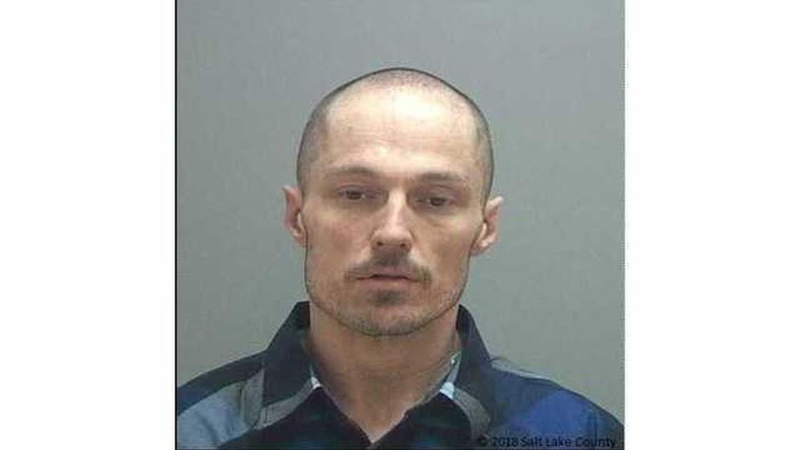 A Utah bank robber forgot his stolen car keys on the counter banks counter when he left, and ripped his money bag while fleeing on foot, police say.