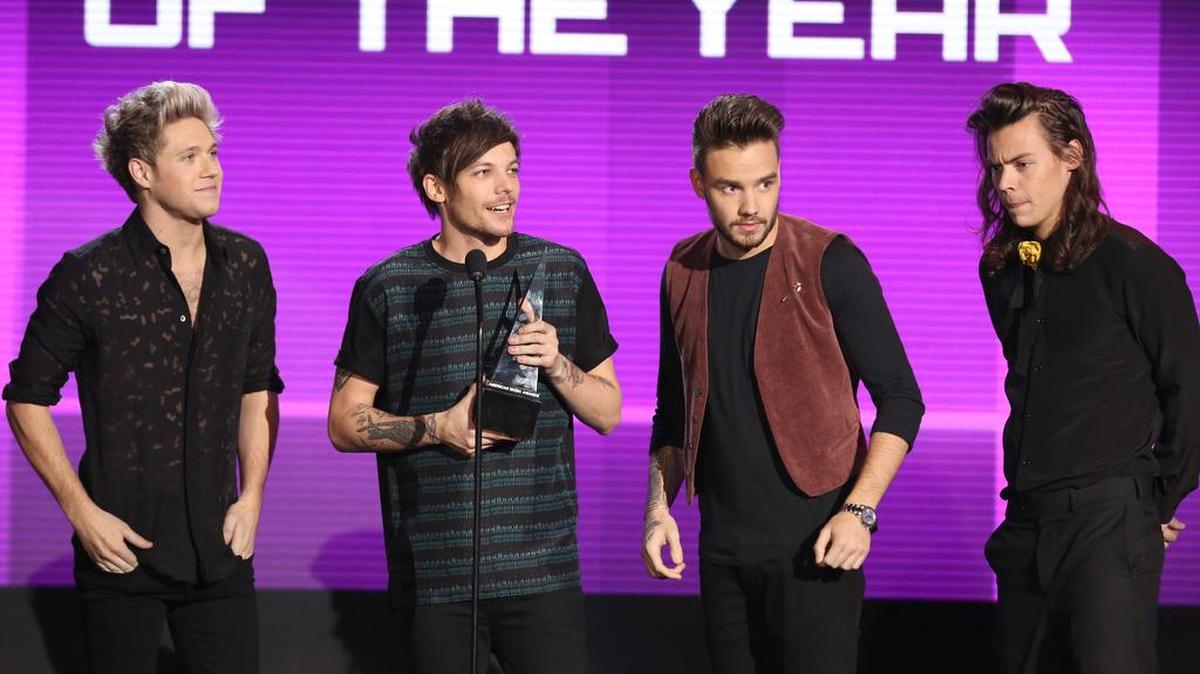Niall Horan, from left, Louis Tomlinson, Liam Payne, and Harry Styles of One Direction accept the award for artist of the year at the American Music Awards at the Microsoft Theater on Sunday in Los Angeles.