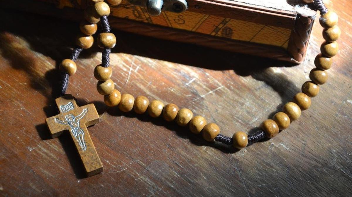 Rosary beads like these ones were found in the throat of a dead woman in the Bronx, New York, on Tuesday. Why they were there is still unknown but being investigated by police.