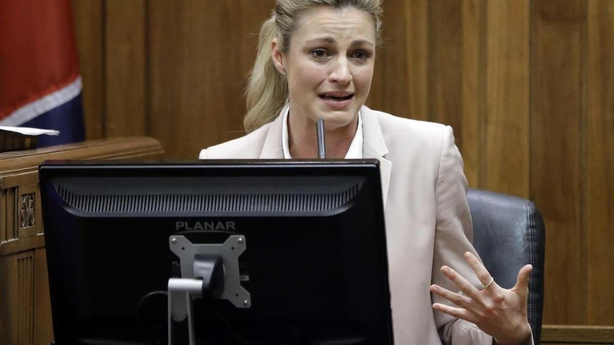 Sportscaster and television host Erin Andrews testifies Tuesday, March 1, 2016, in Nashville, Tenn. Andrews has filed a $75 million lawsuit against the franchise owner and manager of a luxury hotel and a man who admitted to making secret nude recordings of her in 2008.