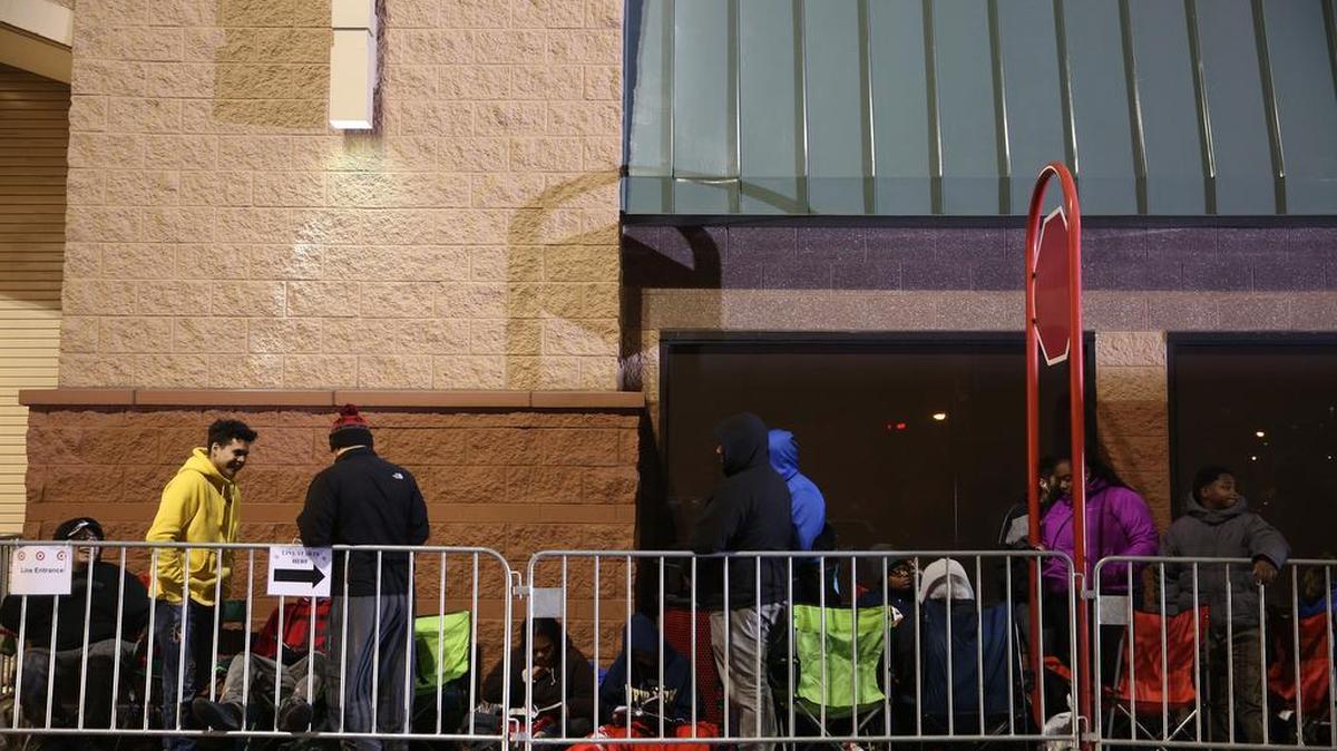 Shoppers line up to shop Black Friday sales at a Target store in Chicago on Thursday, Nov. 26, 2015.