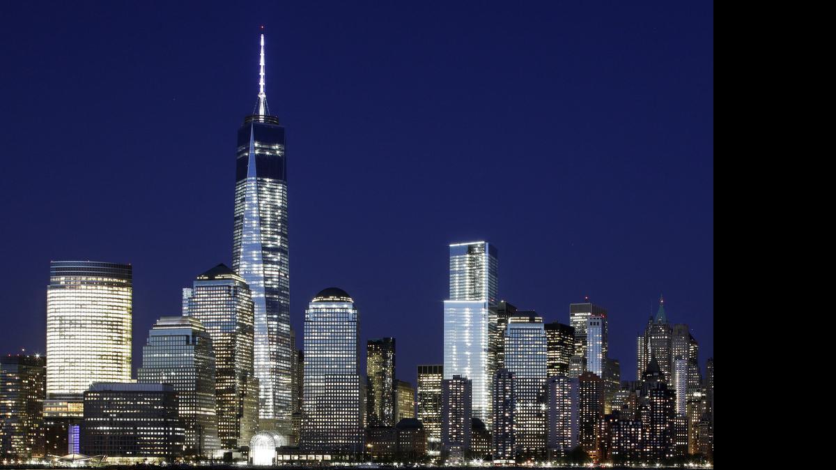 La torre del One World Trade Center sobre el horizonte de bajo Manhattan en Nueva York.