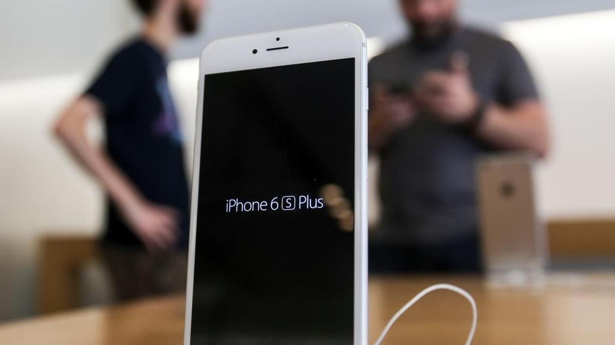 The court dispute between Apple and the Justice Department over unlocking the San Bernardino shooter’s iPhone became a public relations war on Monday, with the FBI and Apple exchanging verbal blows on the Internet and Congress preparing to intervene.