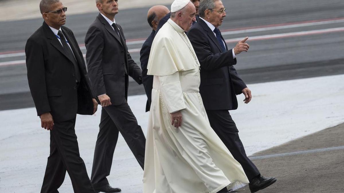 
Cuba’s President Raul Castro, right, escorts Pope Francis during the pope’s arrival ceremony at the airport in Havana, Cuba, Saturday, Sept. 19, 2015. Pope Francis begins a 10-day trip to Cuba and the United States on Saturday, embarking on his first trip to the onetime Cold War foes after helping to nudge forward their historic rapprochement. 
