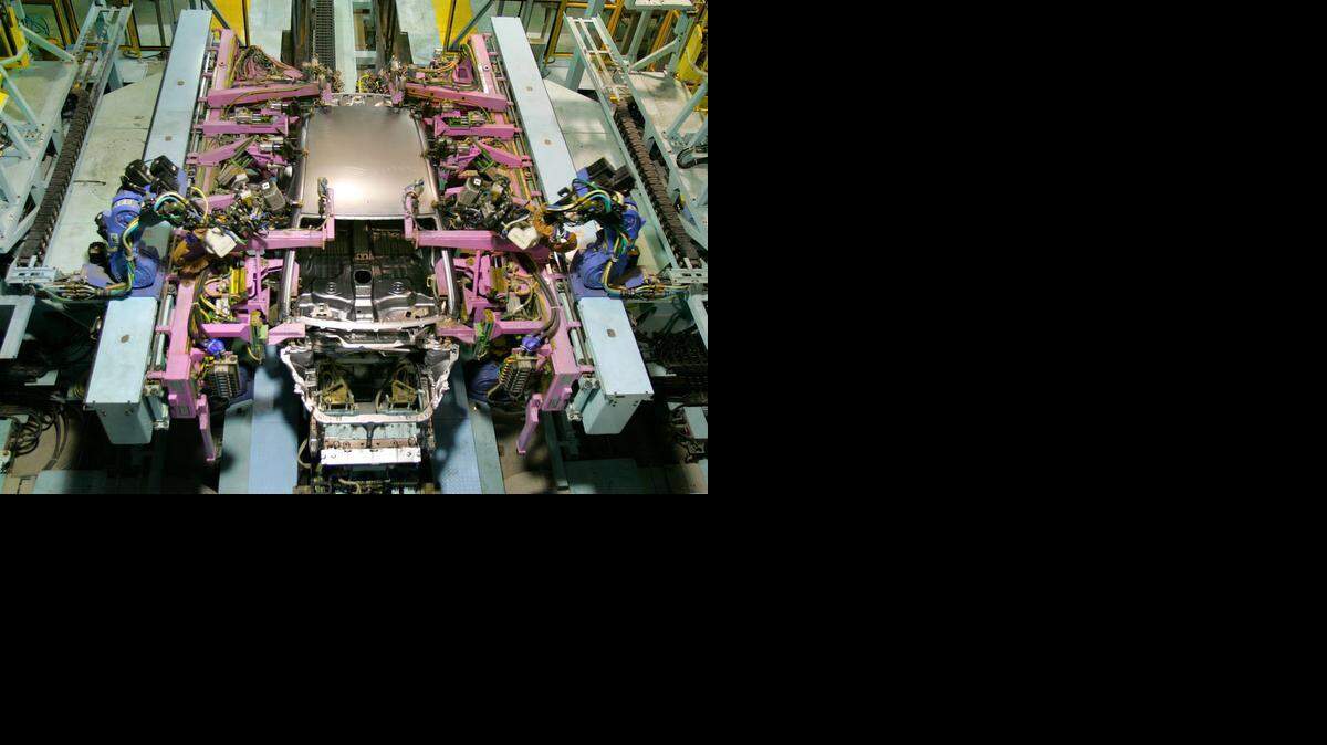 
Robot arms work on a body of a Honda car, in a factory in Greater Nodia, near New Delhi, India, on Dec.13, 2005. 
