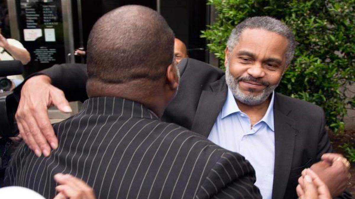 
Lester Bailey, left, hugs friend Anthony Ray Hinton as Hinton leaves the Jefferson County jail, Friday, April 3, 2015, in Birmingham, Ala. Hinton spent nearly 30 years on Alabama's death row, and was set free Friday after prosecutors told a judge they won't re-try him for the 1985 slayings of two fast-food managers. 
